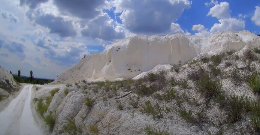 На Донетчине показали меловые горы: от белого песка слепит глаза (фото, видео)