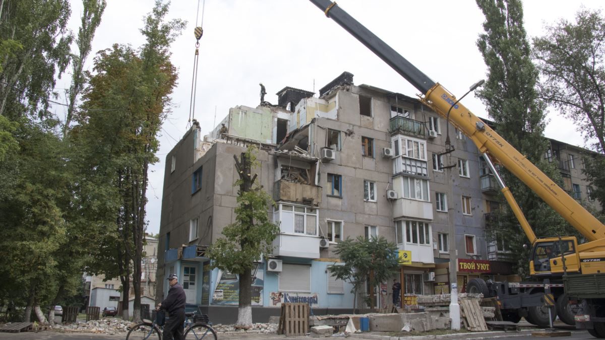 Заместитель главы ДонОГА встретился с жителями Авдеевки и провел осмотр разрушенного в ходе боев жилья