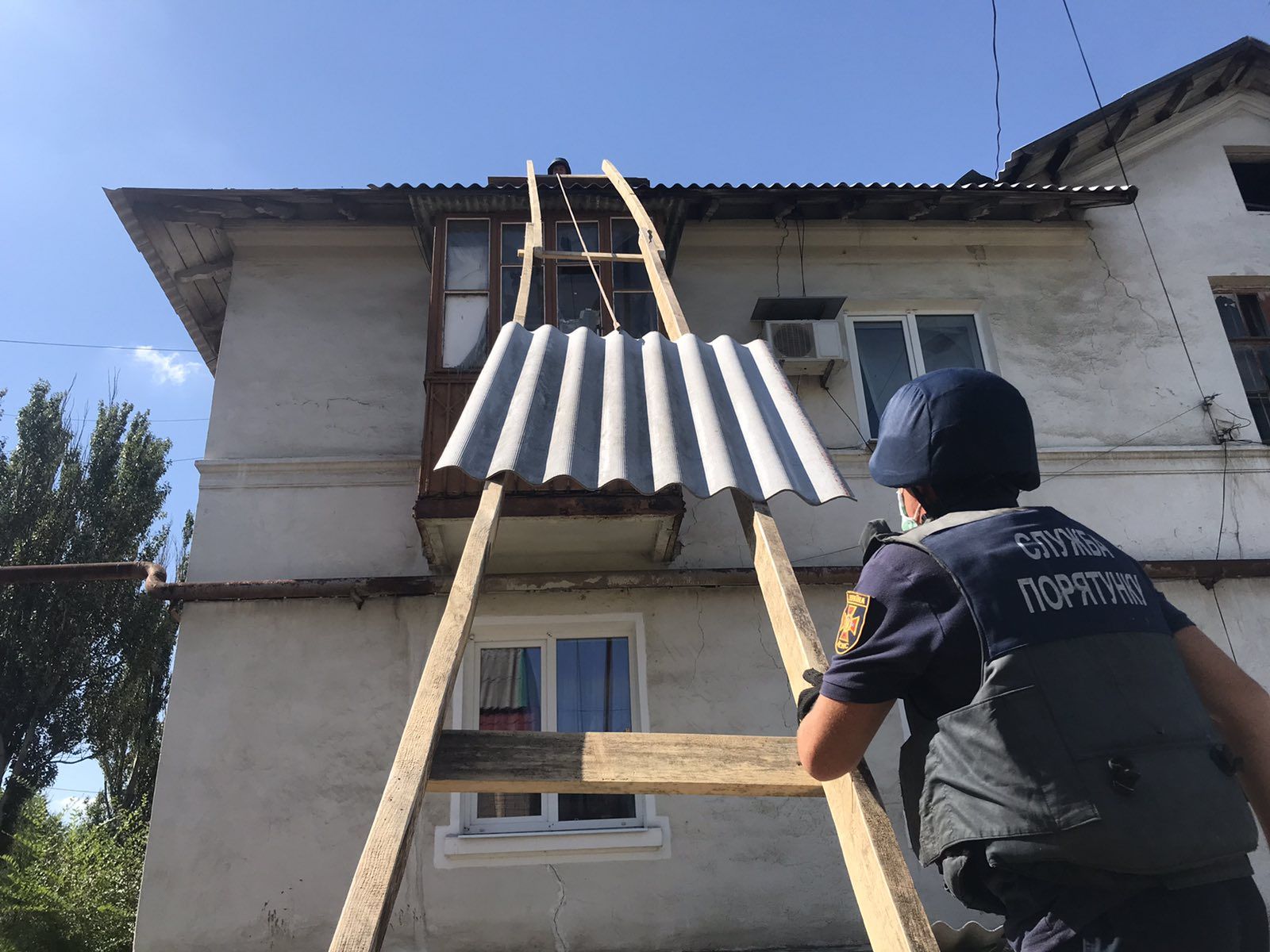 В прифронтовых населенных пунктах на Донетчине спасатели восстановили 423 дома: видео