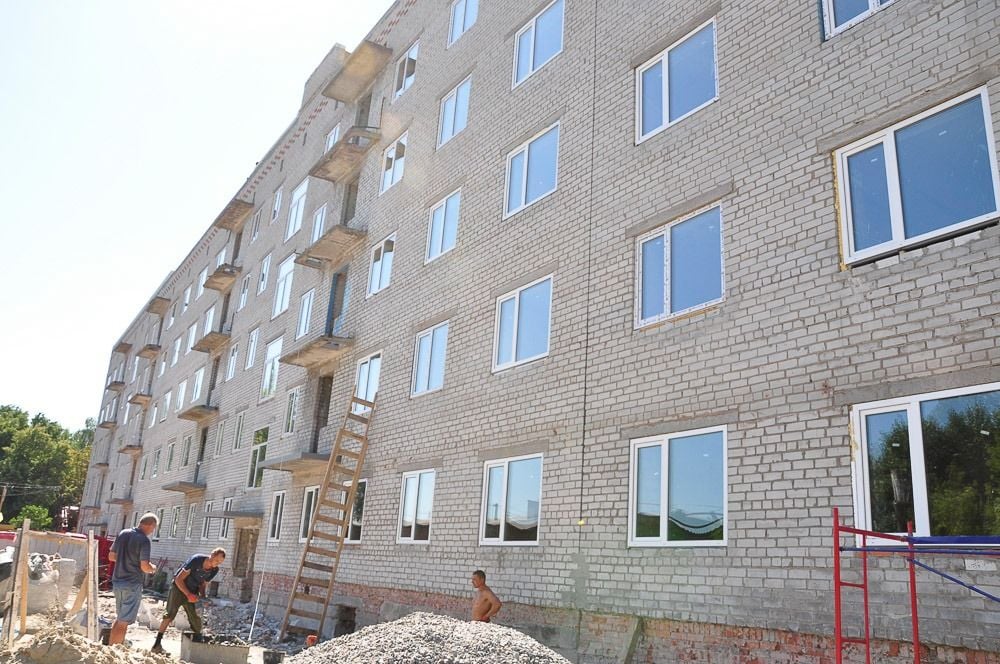 В Славянске продолжают строительство общежития для медиков и ВПЛ: в эксплуатацию сдадут 92 квартиры