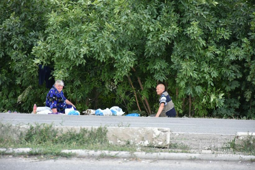 Вблизи КПВВ "Новотроицкое" продолжают жить 14 человек: из-за блокирования пропуска со стороны оккупантов люди не могут попасть домой