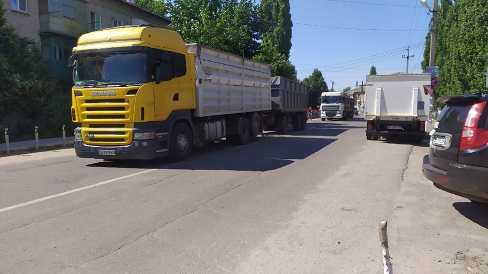 На Луганщине перегруженные тяжеловесы разрушают новые дороги: сколько нарушителей выявили