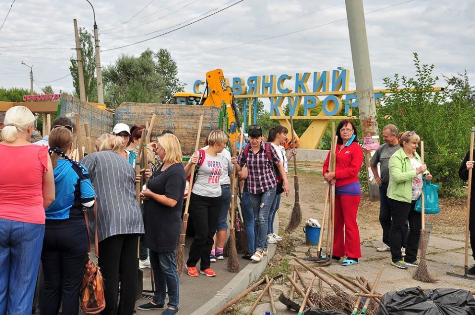 Более 300 людей провели уборку в Славянске на Славкурорте: фото