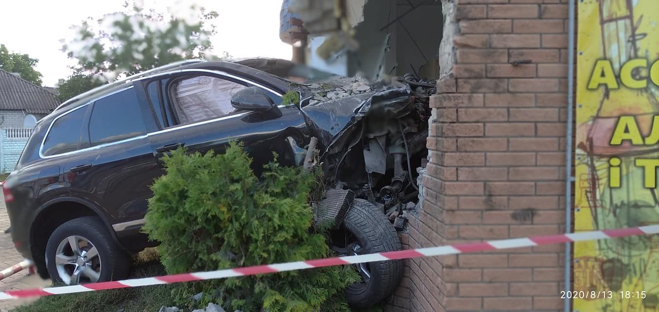 В Лимане водитель Volkswagen врезался в магазин: видео
