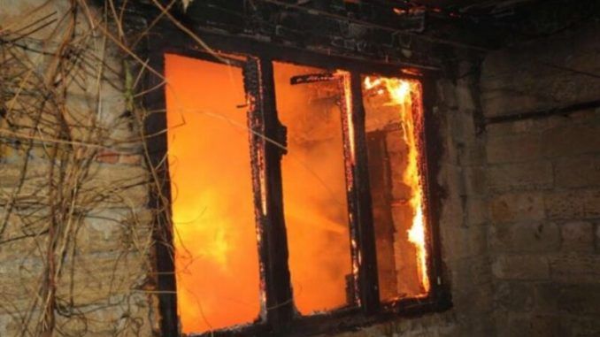 В Покровске во время пожара в частном доме пострадал мужчина