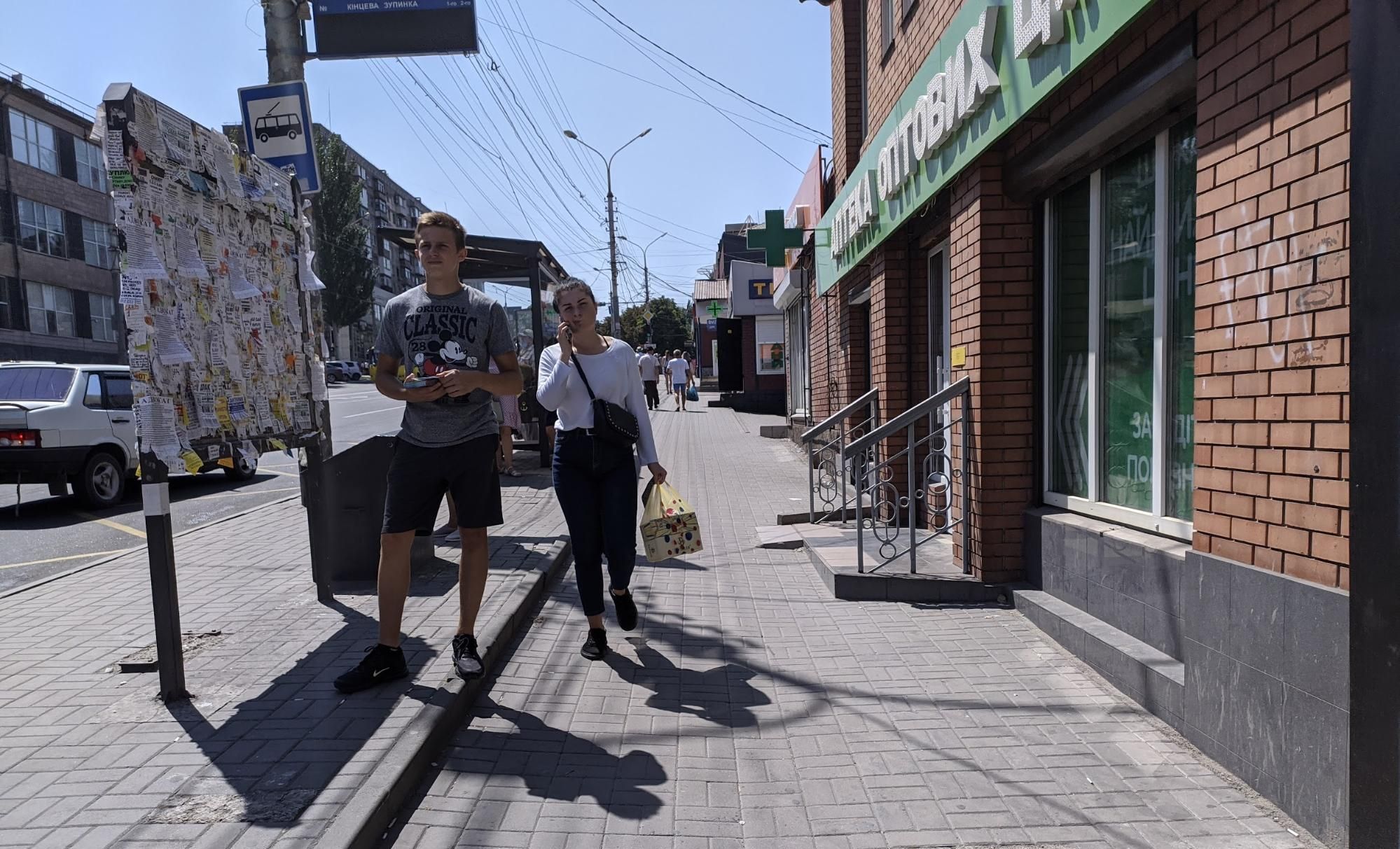 На подбородке и под носом: как мариупольцы соблюдают масочный режим