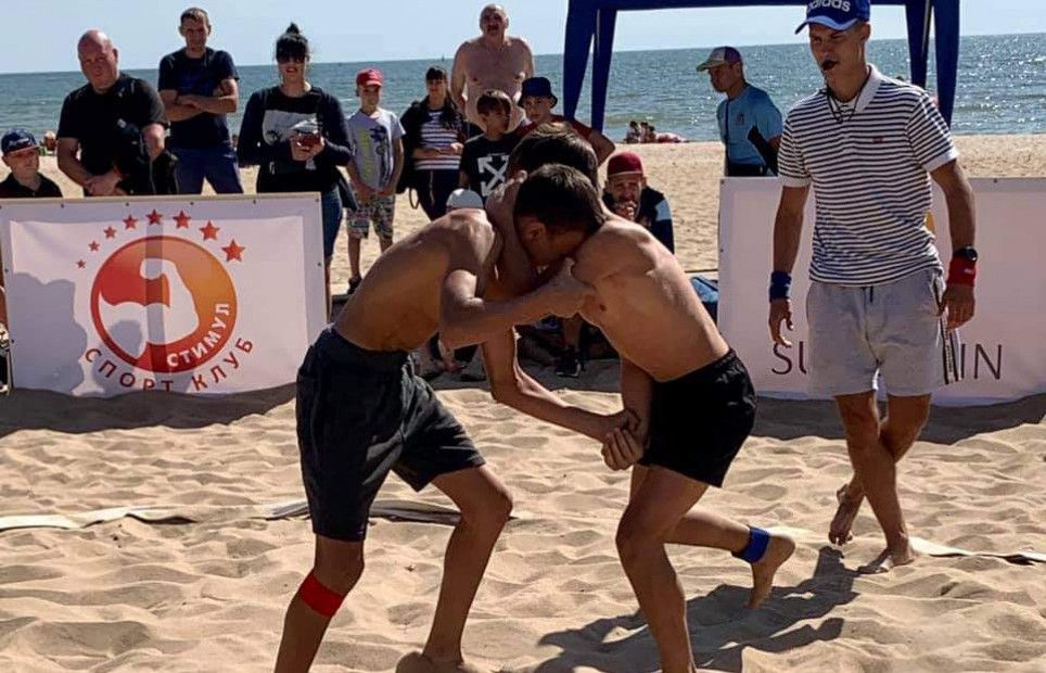В Мариуполе провели соревнования по пляжной борьбе: фото