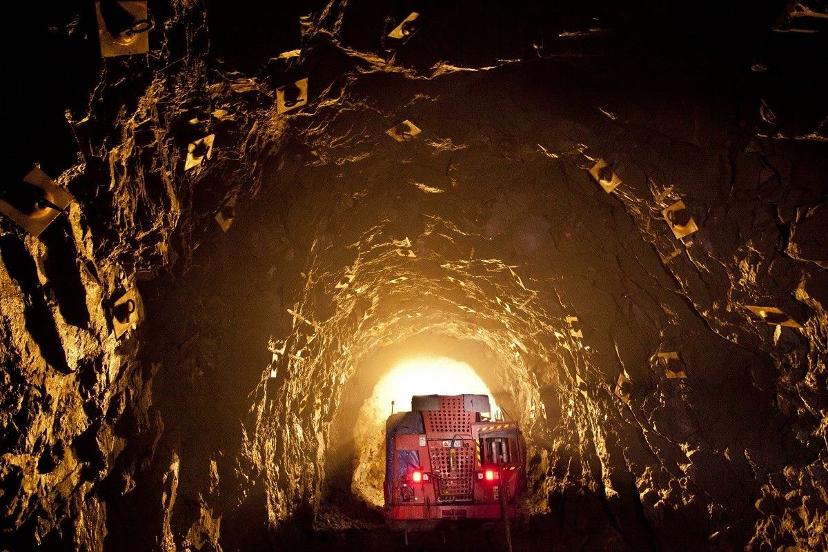 Стало известно, сколько шахтеров пострадали при пожаре на шахте "Комсомолец Донбасса" в ОРДО
