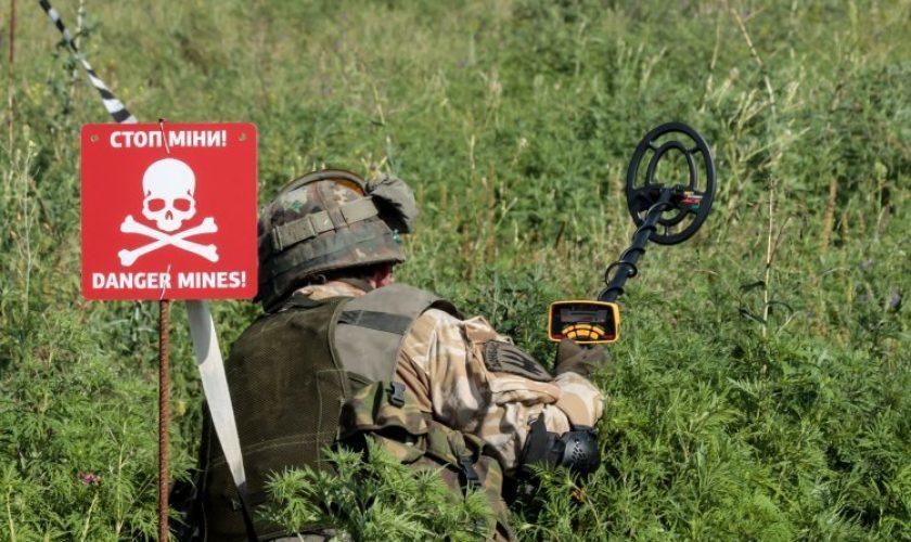 На Луганщине специалисты ГСЧС обнаружили 17 артиллерийских снарядов и 12 минометных мин