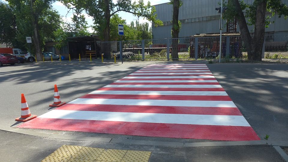 В одном из поселков Краматорска установили светофоры и нанесли пешеходную разметку