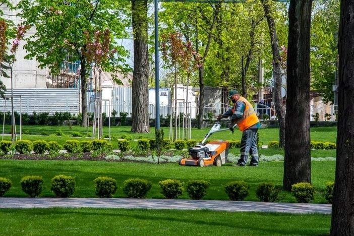 В Мариуполе коммунальные службы благоустраивают "зеленые" зоны и проходят обучение по уходу за газонами