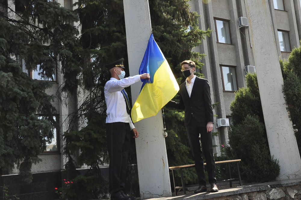 В Славянске торжественно подняли Государственный флаг (фото)