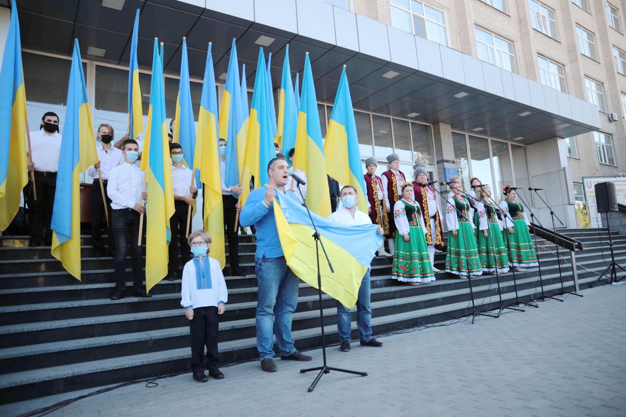 Мы поднимем государственный флаг над украинским Луганском, - глава ЛугОГА