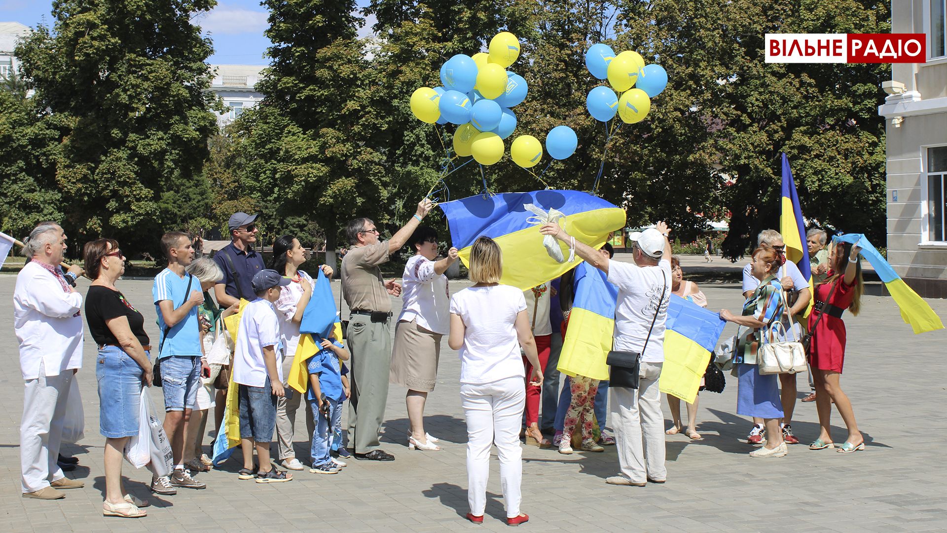 Активисты из Бахмута запустили на воздушных шарах флаг Украины в сторону ОРДО