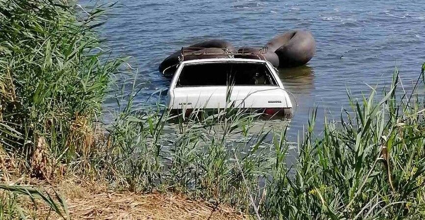 На Донетчине спасатели помогли достать автомобиль из водоема