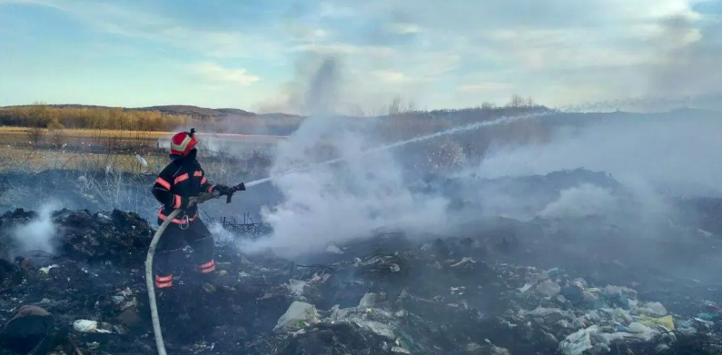 На Донетчине спасатели ликвидировали пожар на мусорном полигоне