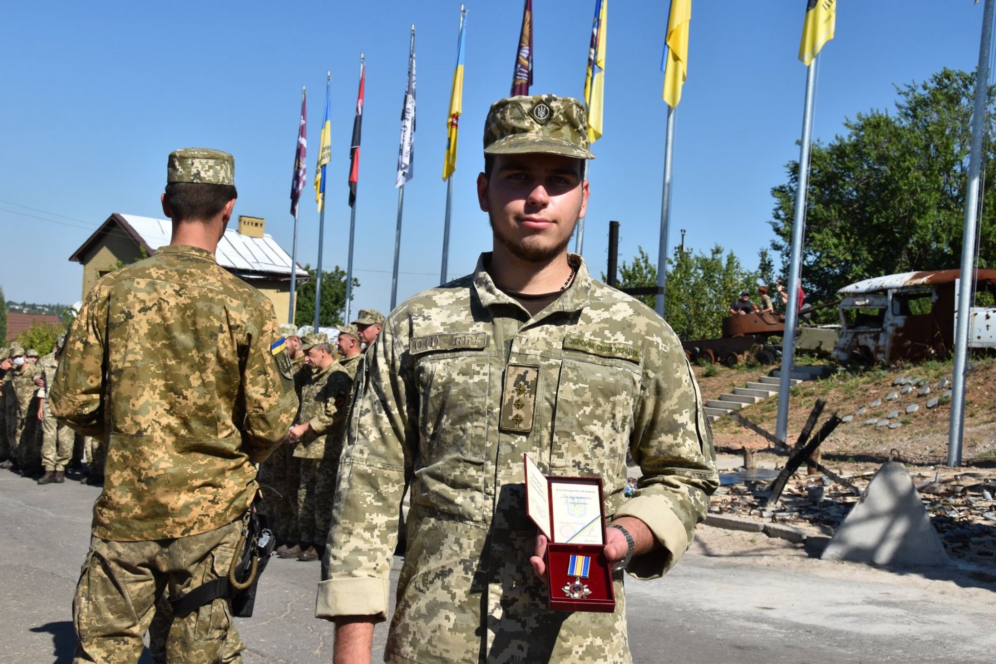 В ООС орден «За мужество» 3-й степени получил командир минометной батареи Александр Рапута: фото