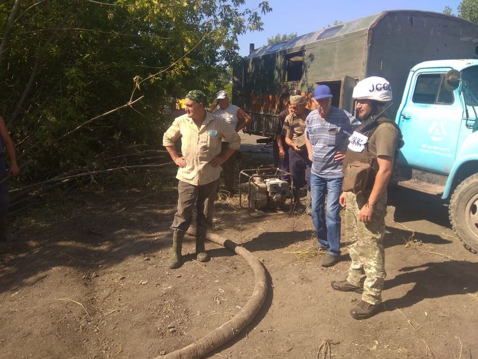 Возле Еленовки коммунальные службы совместно с ОБСЕ и подразделениями ГСЧС ликвидировали последствия аварии на водопроводе