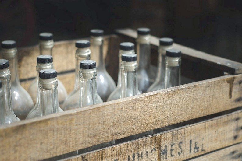 На Луганщине в населенных пунктах вблизи линии разграничения продавали контрафактный алкоголь: что известно