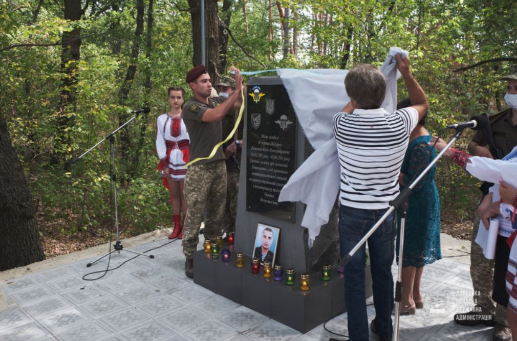В Лимане открыли памятник Юрию Власенко, который погиб во время освобождения города 6 лет назад