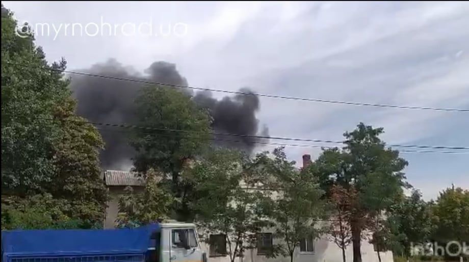 В центре Мирнограда горел земельный участок рядом с автомобильной базой: видео