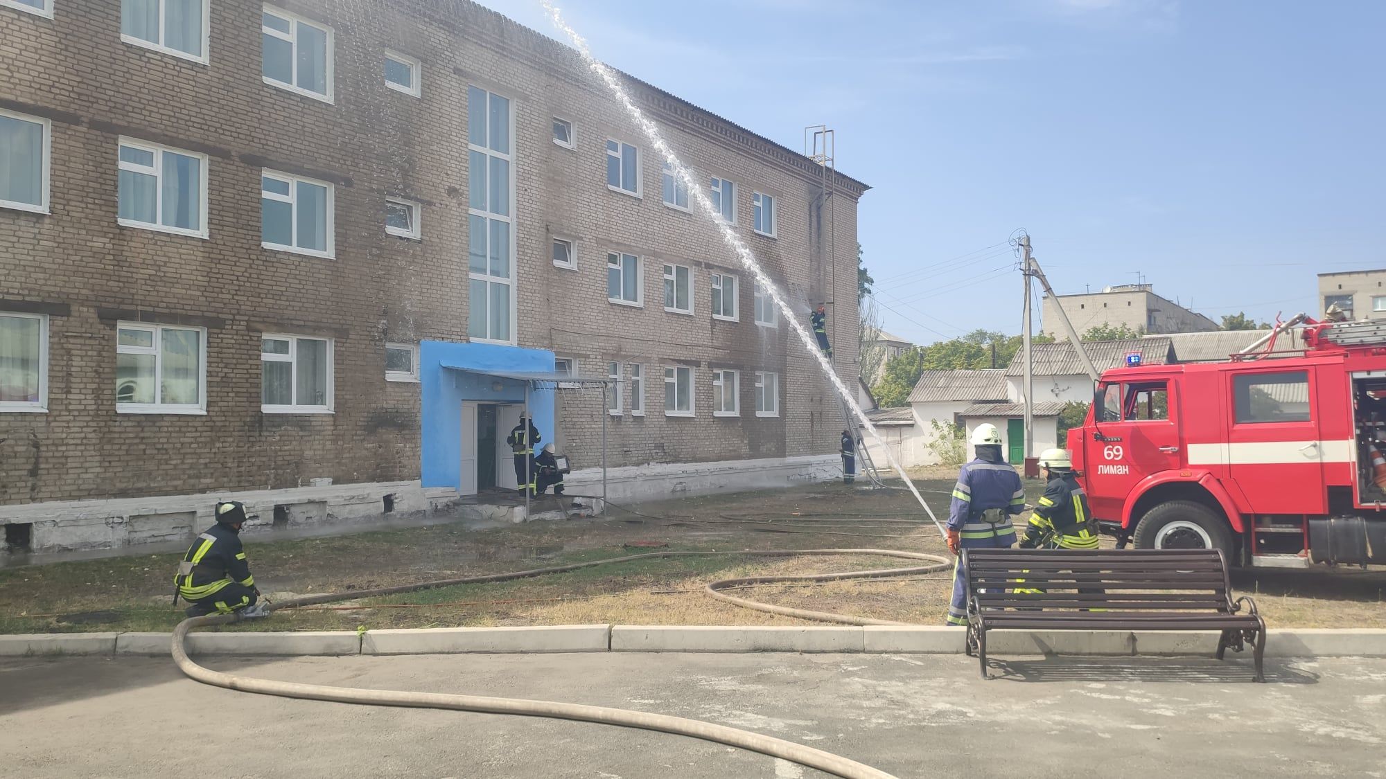 В Лимане в школе-интернате прошли учения по тушению условного пожара