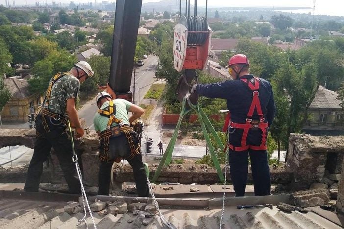 В Мариуполе аварийная бригада провела неотложные работы: фото