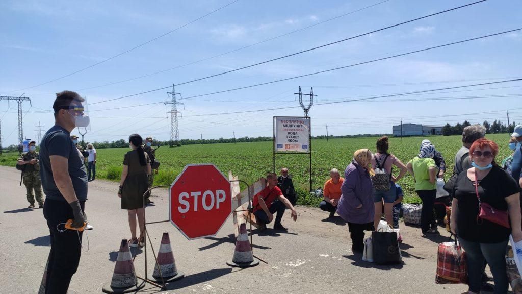 В ГПСУ рассказали, что НВФР пропускают мошенников на КПВВ: видео