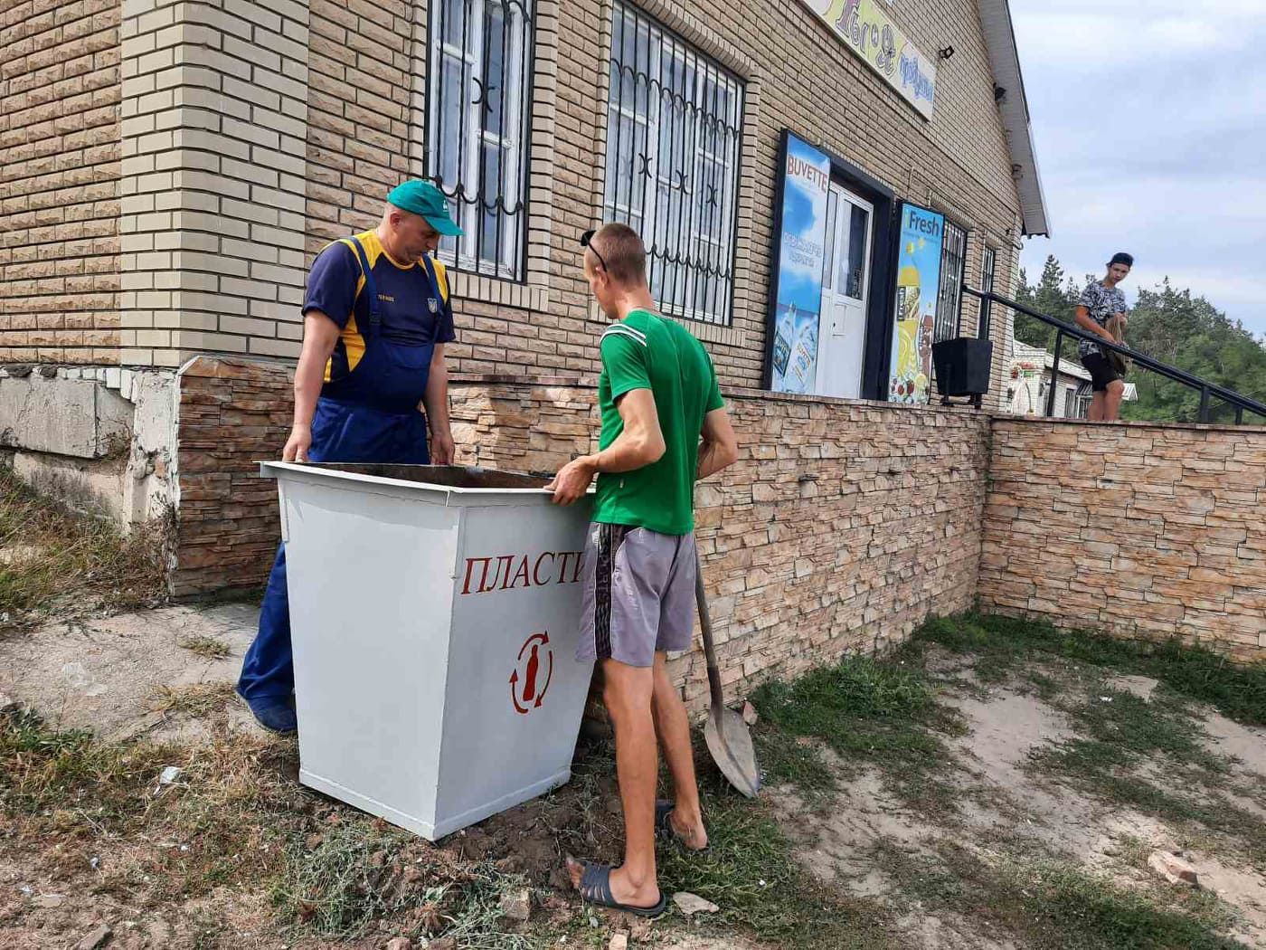 В нескольких селах Луганщины установили баки для сбора пластика