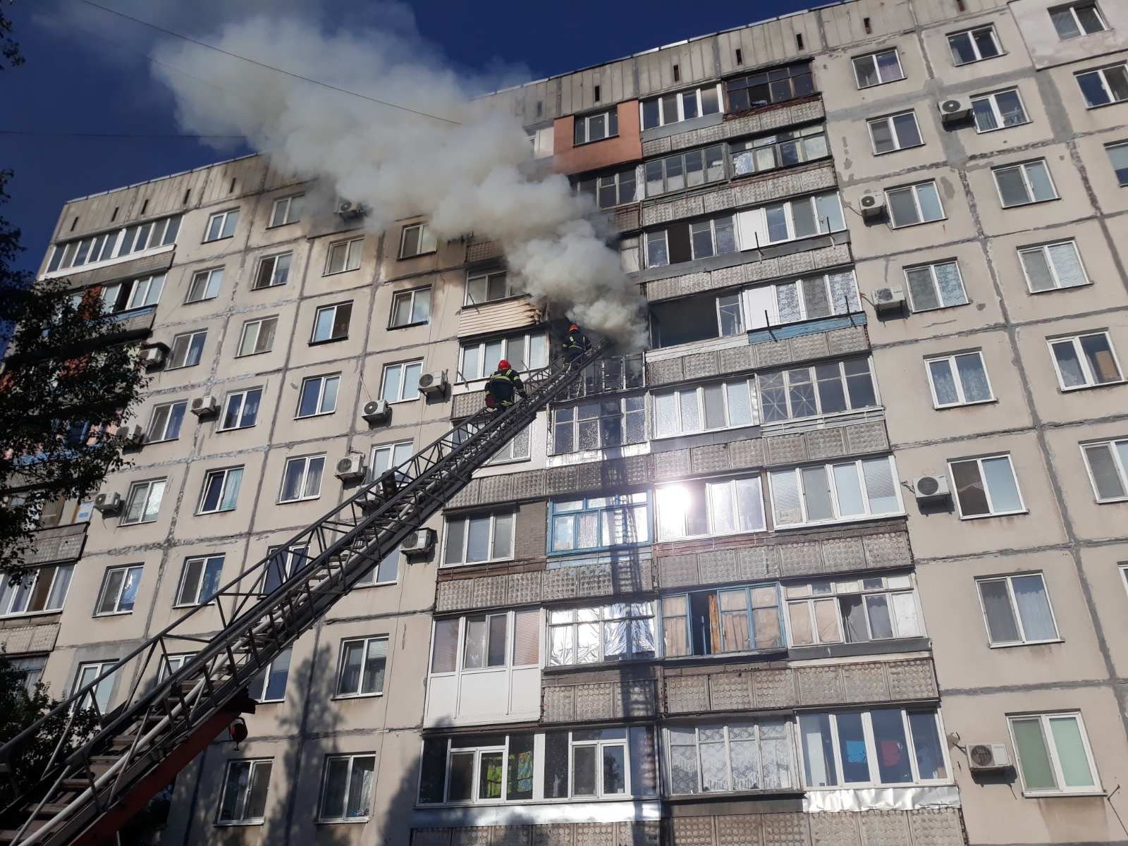 В Мариуполе спасатели ликвидировали пожар на 6-м этаже многоэтажного жилого дома: фото