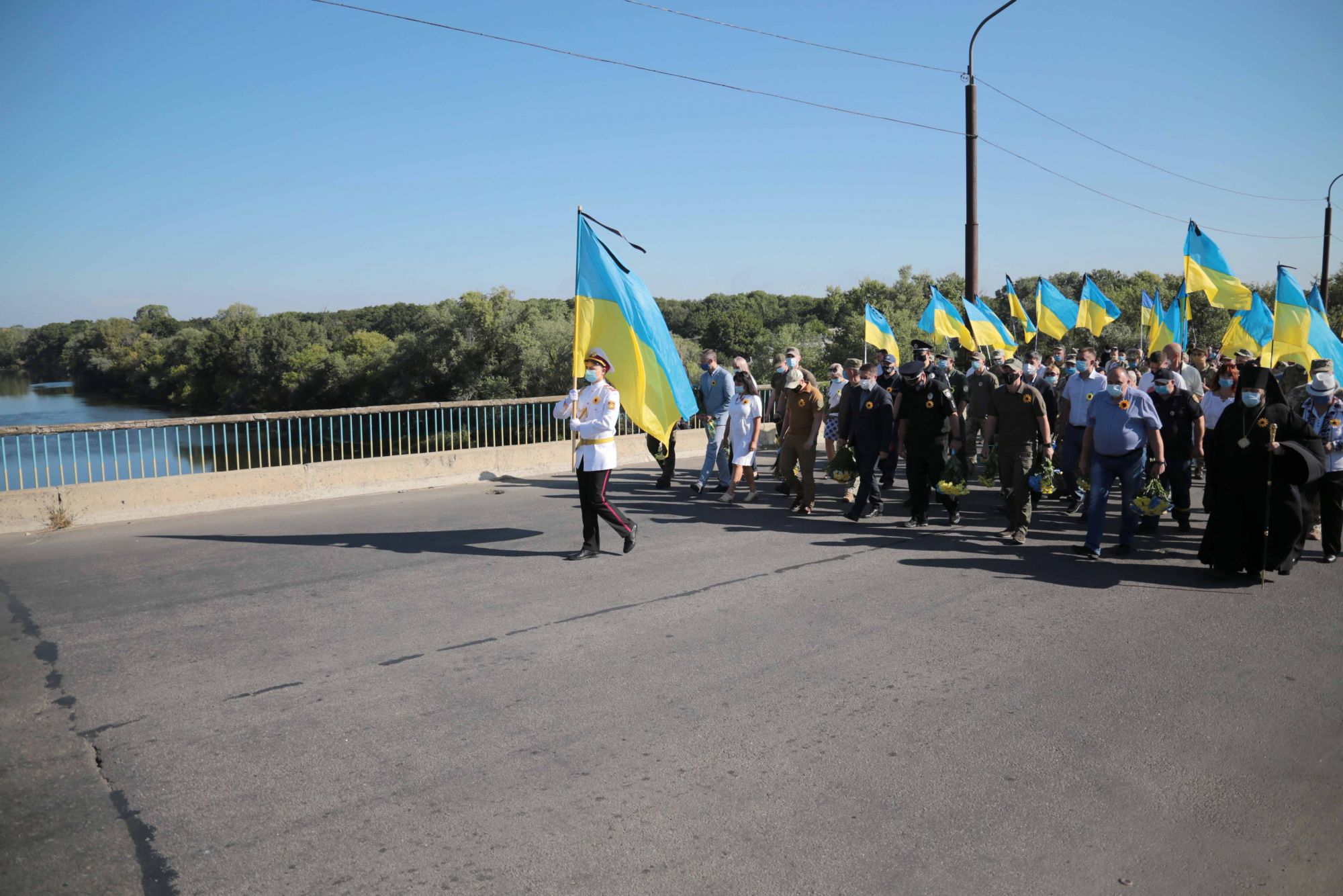 На Луганщине состоялось памятное шествие в честь погибших воинов в АТО: фото