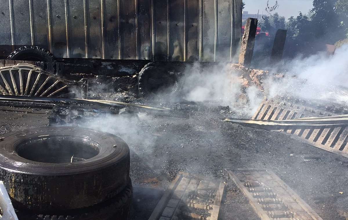 В Мариуполе на территории склада ликвидировали пожар