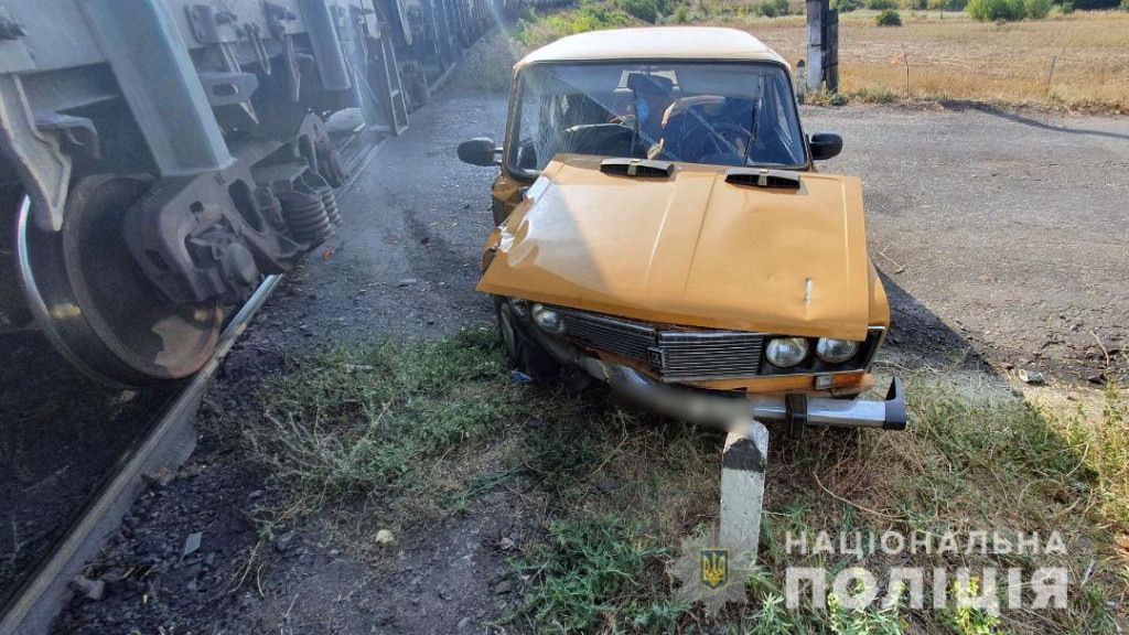 На Донетчине автомобиль столкнулся на железнодорожном переезде с грузовым поездом