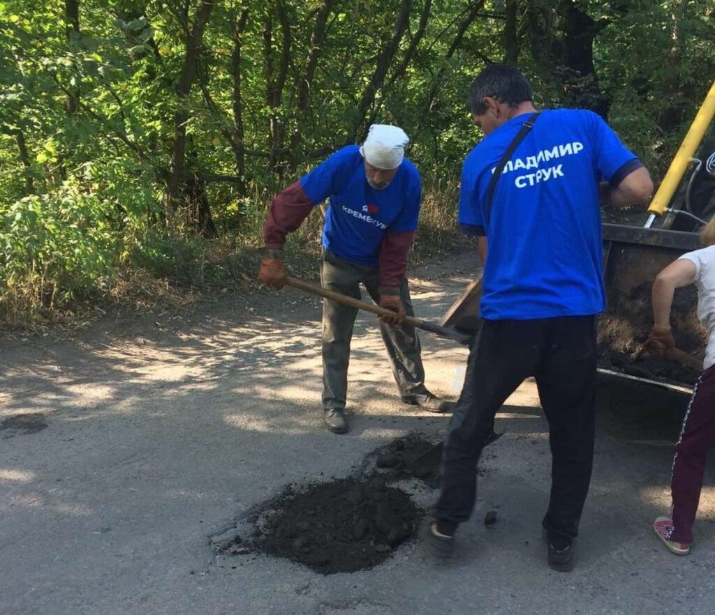 Укладывают асфальт и дарят “сладкую жизнь”: на Луганщине предвыборная гонка взяла фальстарт