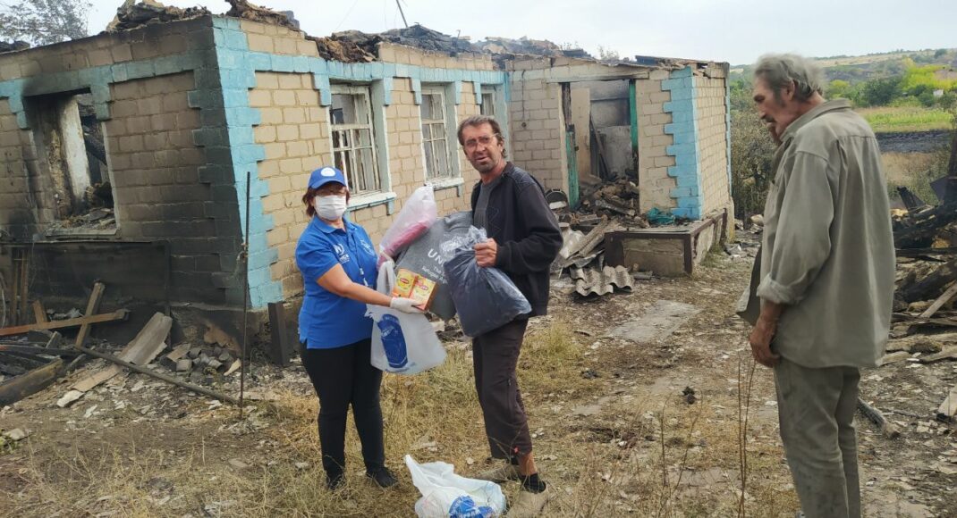 Волонтери передали допомогу жителю прифронтового Гладосове, що залишився без житла через пожежу