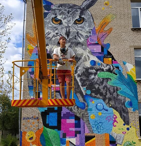 Художник з Києва намалював мурал у вигляді барвистої сови у Сєвєродонецьку: фото