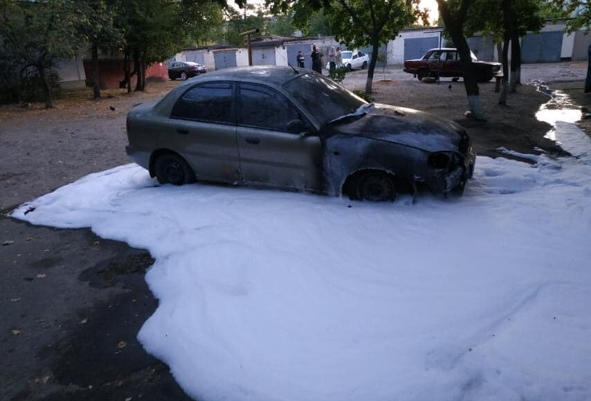 На Луганщине в жилом квартале горело 9 автомобилей