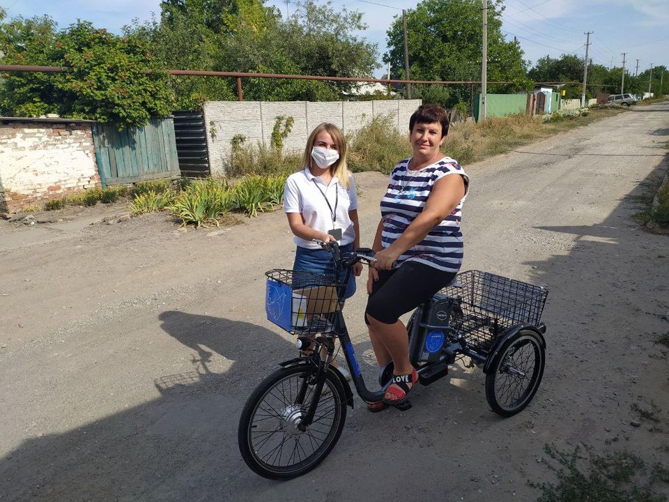 В Авдеевке волонтеры передали 8 электрических велосипедов социальным работникам, медику и активистам из прифронтовых громад