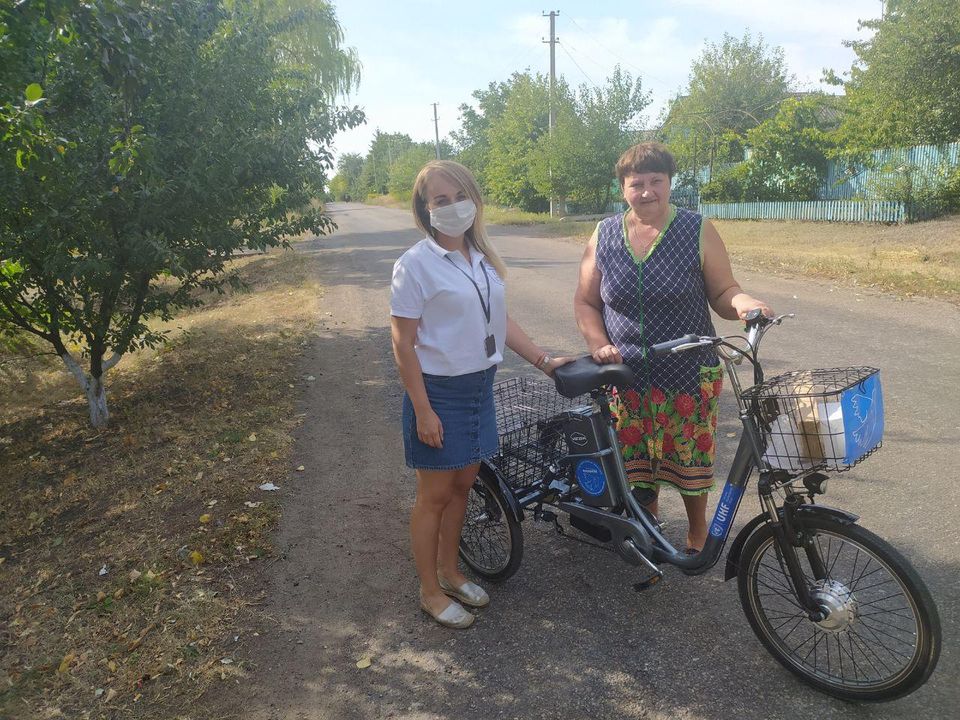 В Авдеевке волонтеры передали 8 электрических велосипедов социальным работникам, медику и активистам из прифронтовых громад