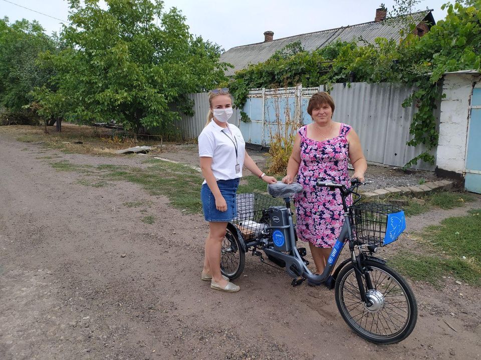 В Авдеевке волонтеры передали 8 электрических велосипедов социальным работникам, медику и активистам из прифронтовых громад