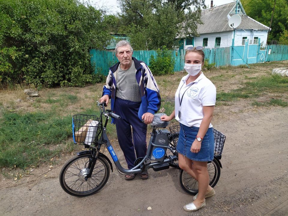 В Авдеевке волонтеры передали 8 электрических велосипедов социальным работникам, медику и активистам из прифронтовых громад