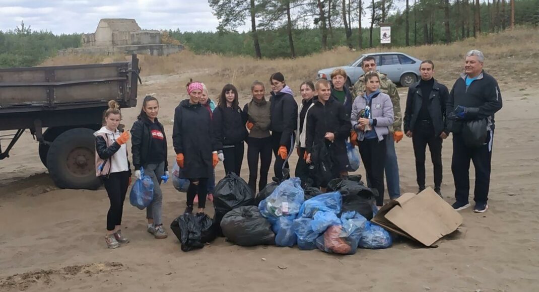 Молодь з Краматорська і Лиману прибрала понад 70 мішків сміття в лісах на Блакитних озерах