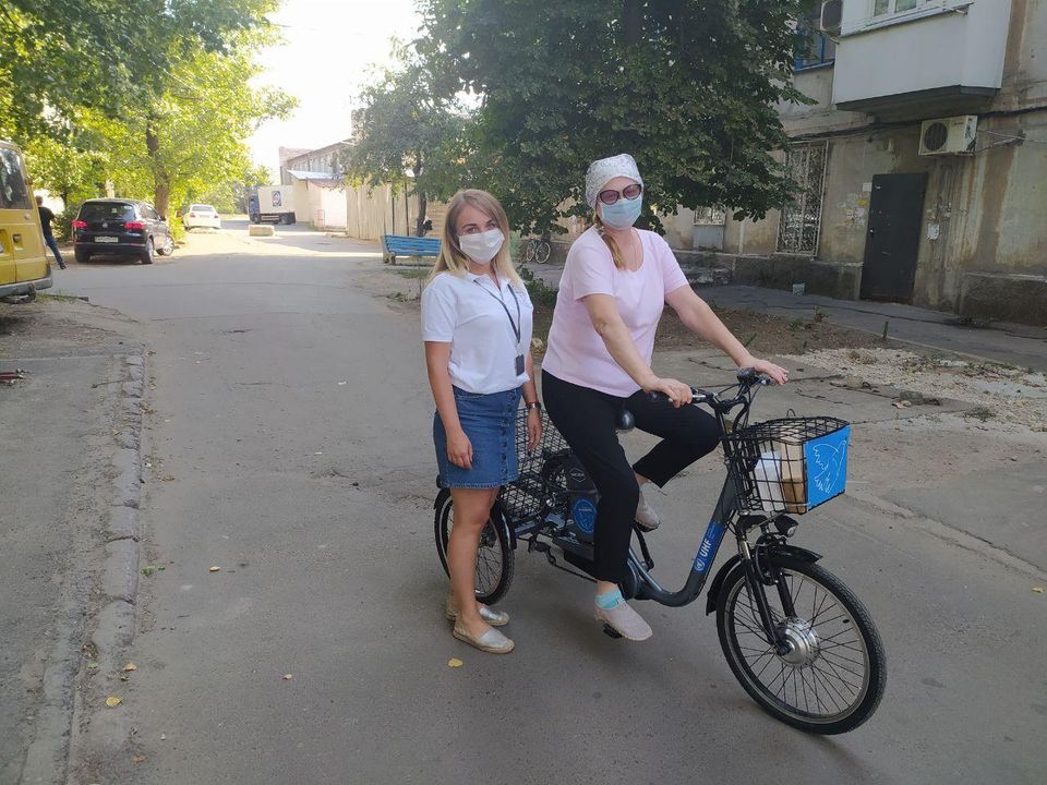 В Авдеевке волонтеры передали 8 электрических велосипедов социальным работникам, медику и активистам из прифронтовых громад