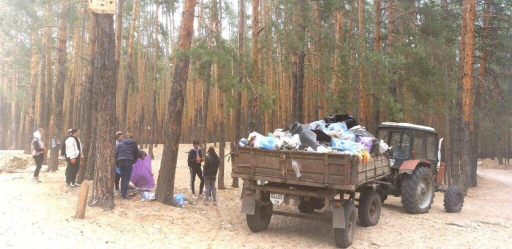 Молодежь из Краматорска и Лимана убрала более 70 мешков мусора в лесах на Голубых озерах 