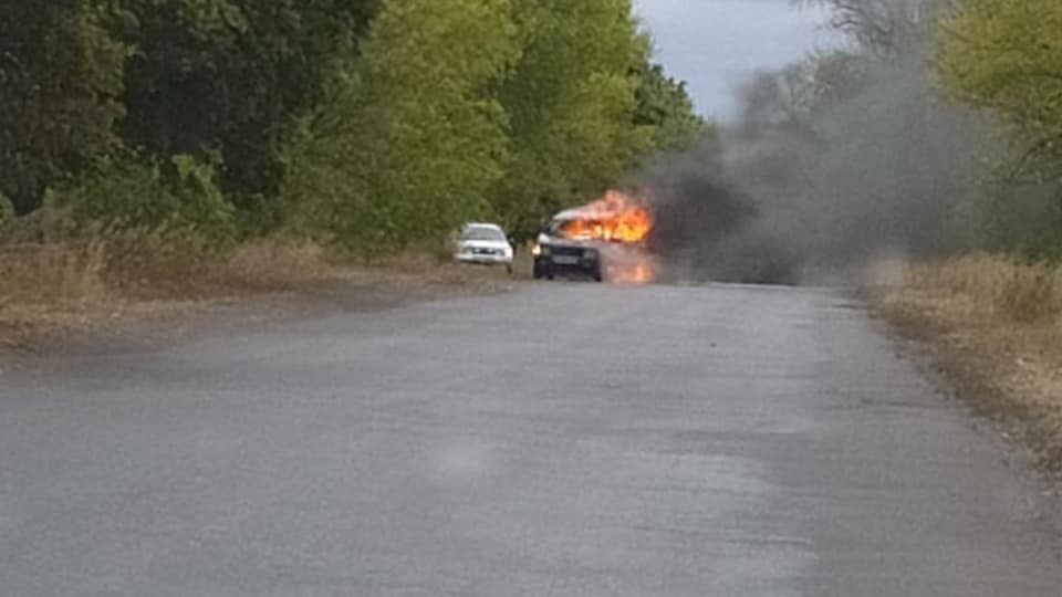 У Мірнограді на повороті на шахту "Капітальна" загорілося авто: фото