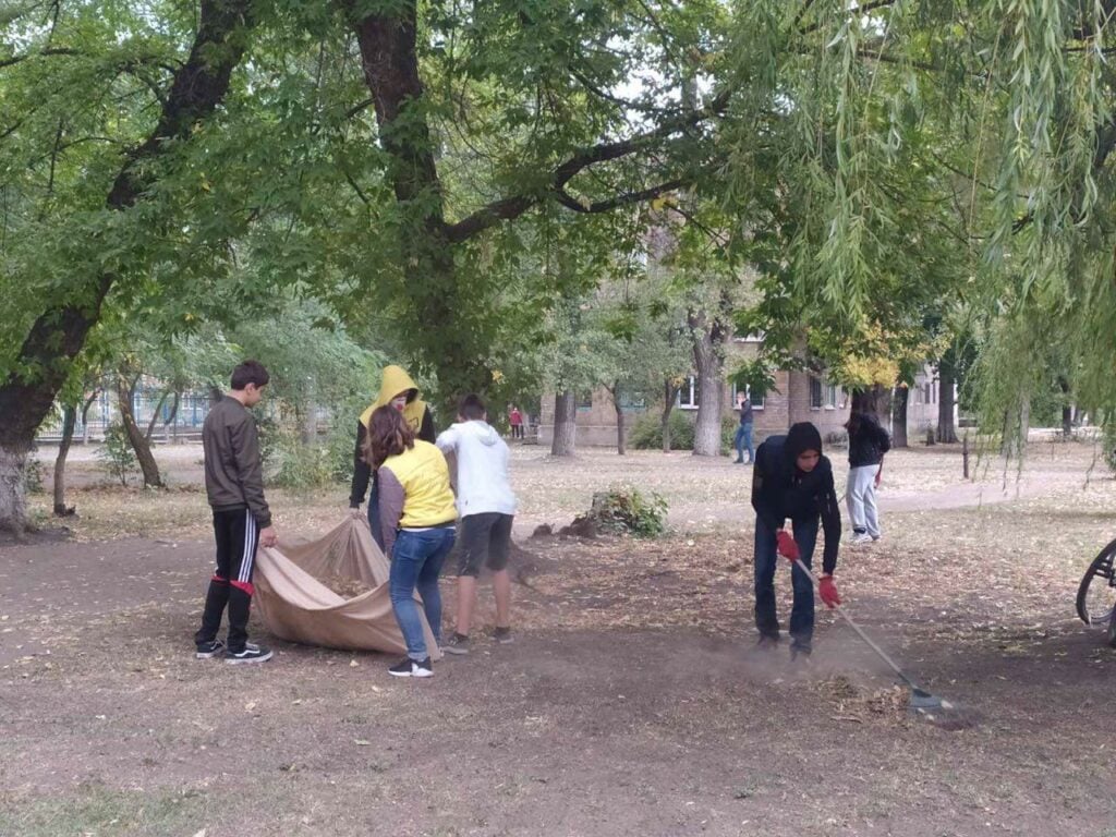 На пляже карьера в Авдеевке школьники и активные граждане собрали 11 мешков мусора