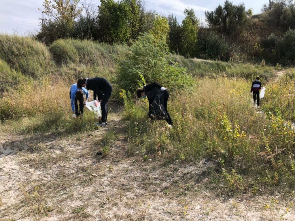 На пляже карьера в Авдеевке школьники и активные граждане собрали 11 мешков мусора