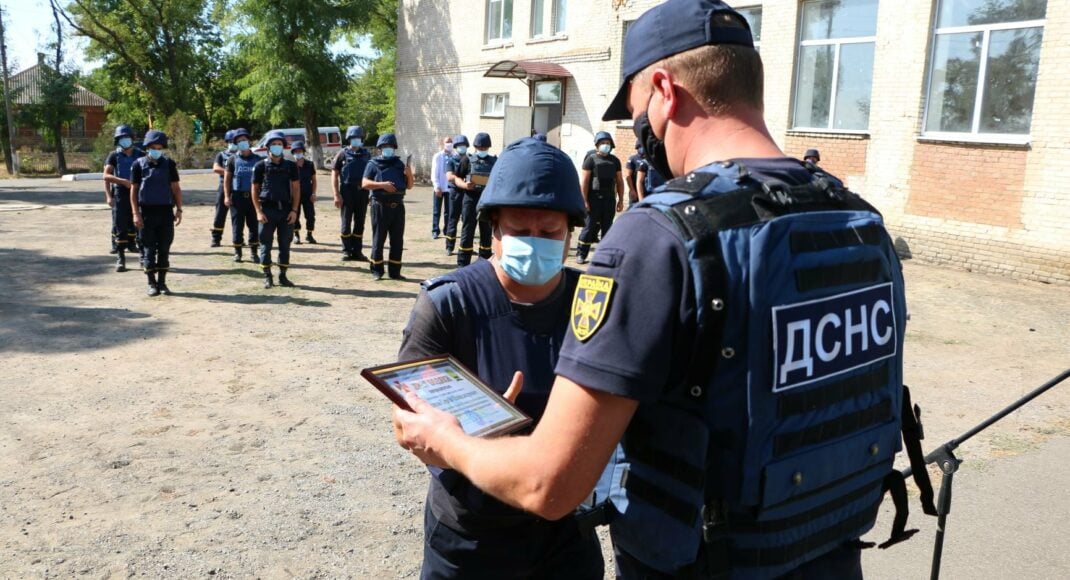 На Донеччині нагородили рятувальників, які відновлюють житло в прифронтових населених пунктах: фото