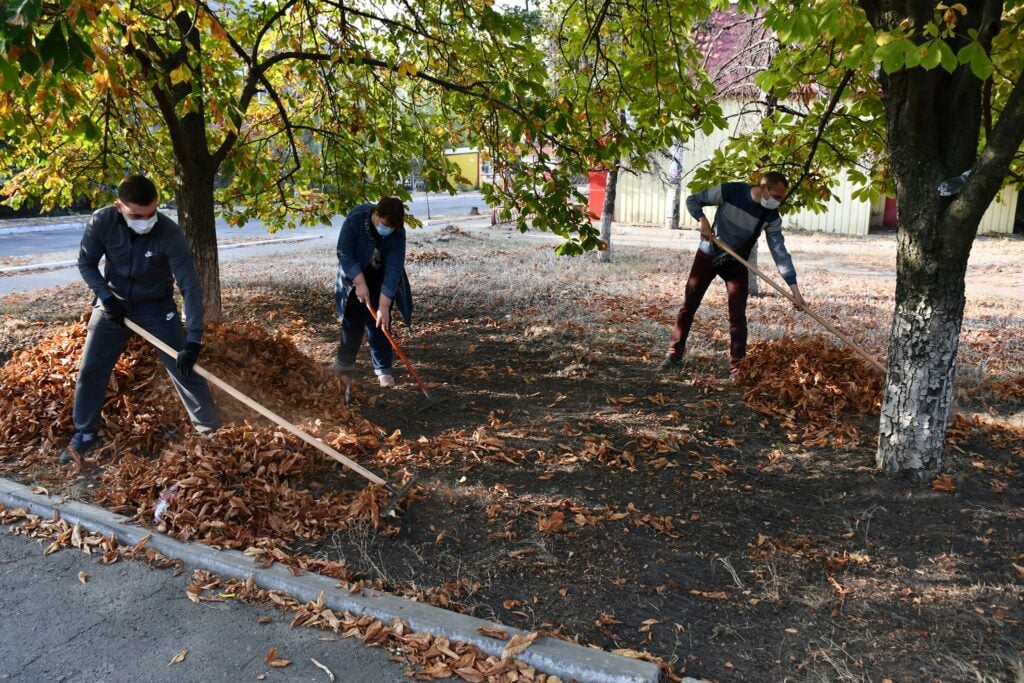 Сотрудники Донецкой железной дороги провели уборку в Лимане в рамках акции World Cleanup Day