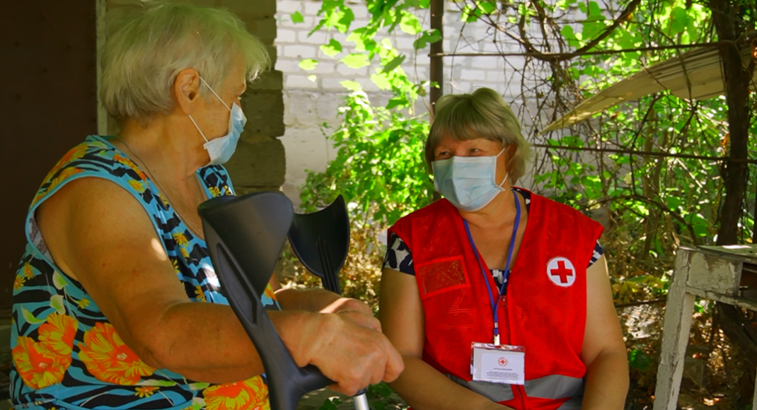 "Прикипаємо до них душею": як на Луганщині працюють патронажні сестри Червоного Хреста